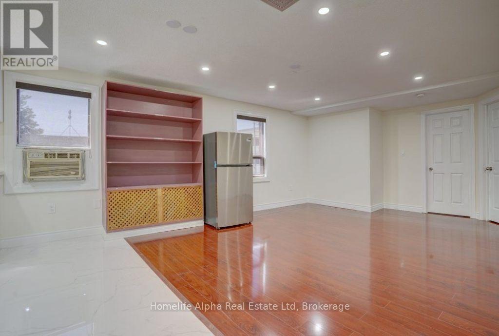 Upper B – 92 Bond Street, Oshawa (O'Neill), ON L1G1A5